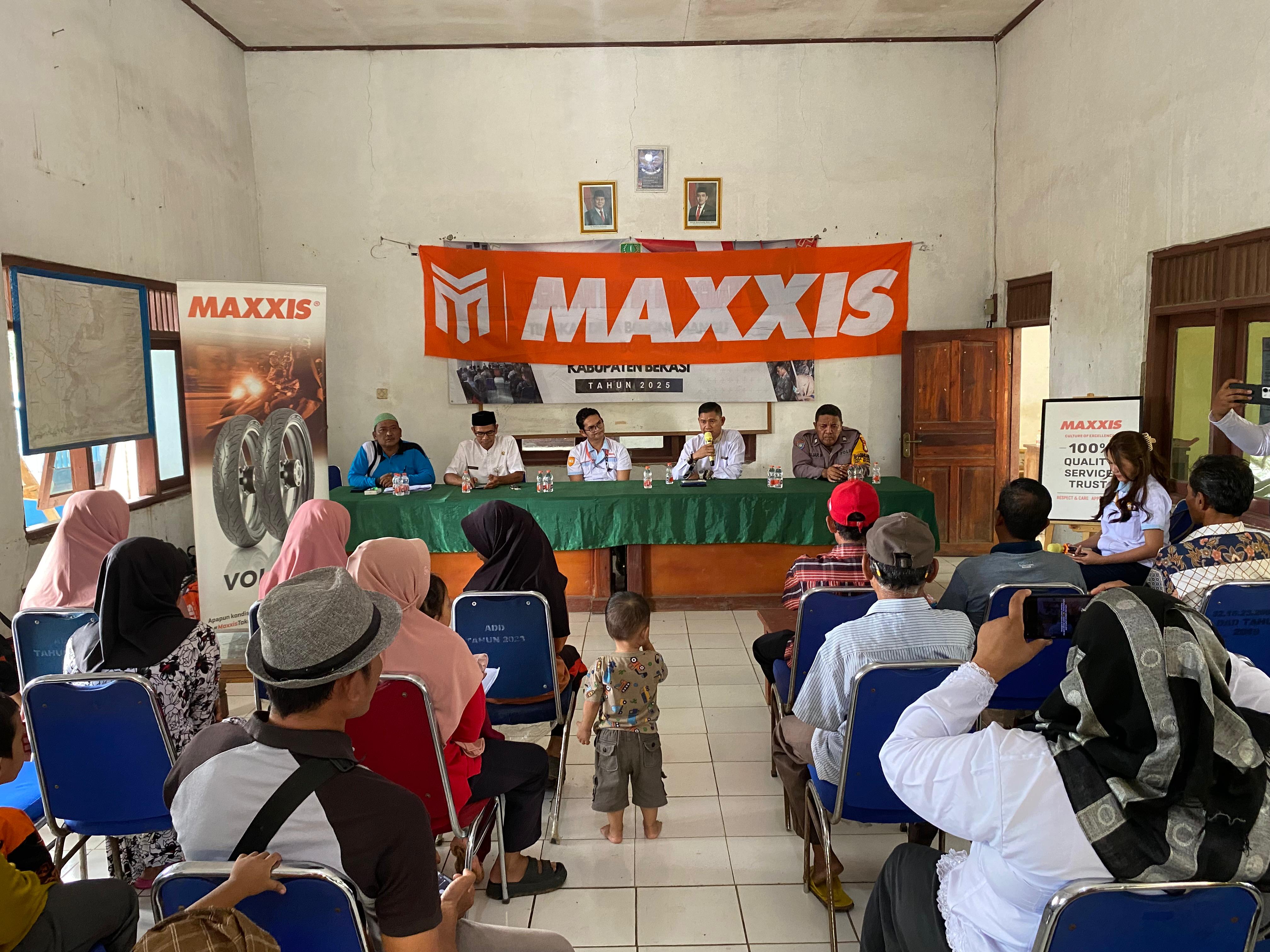 Pemberian bingkisan makanan untuk warga Bojongmangu